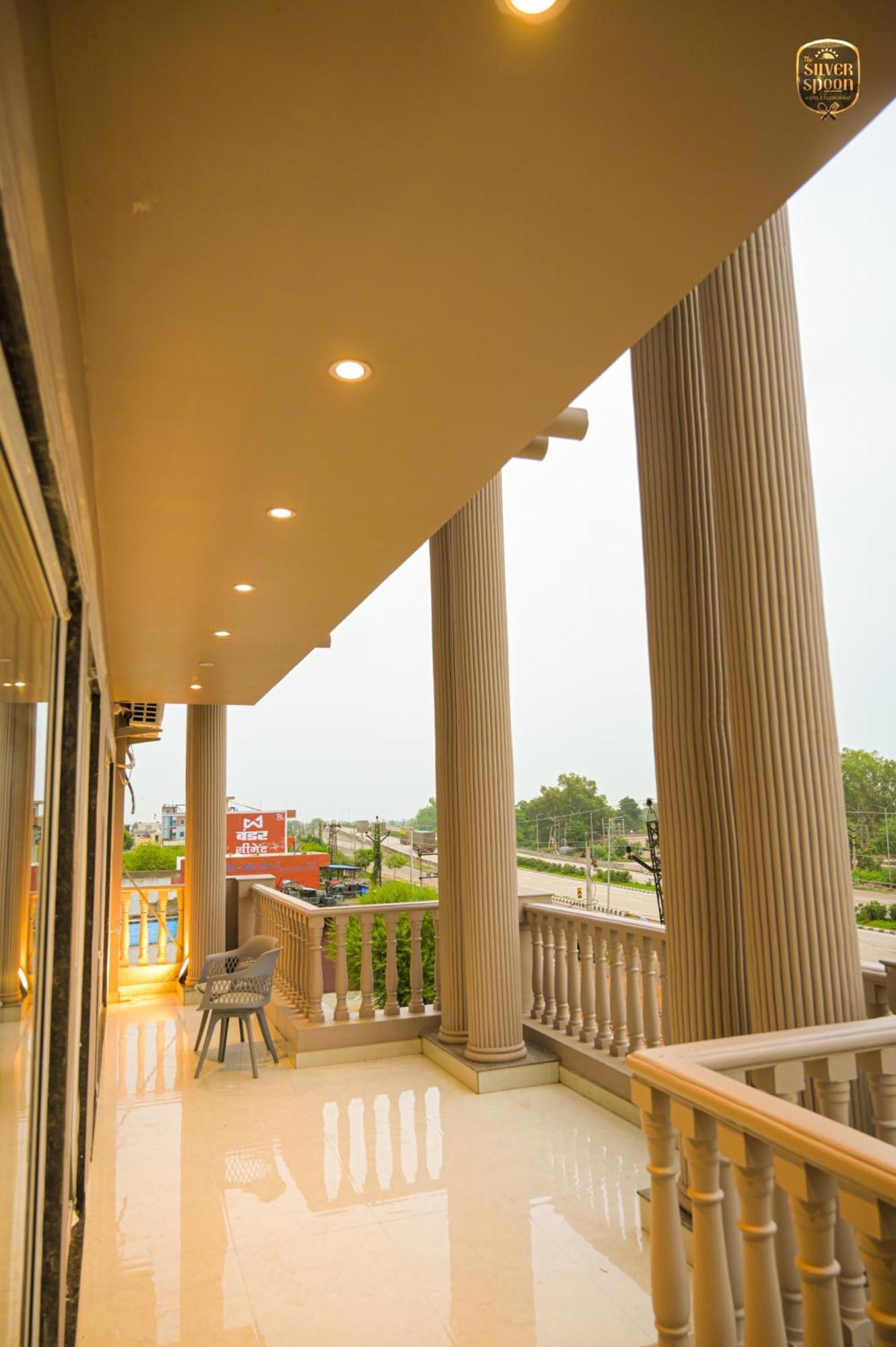 בונדי The Silver Spoon Hotel & Restaurant מראה חיצוני תמונה